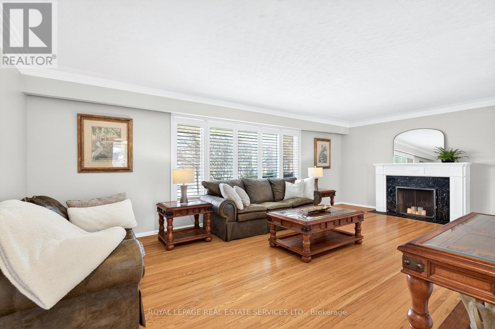 15 Belair Drive, Hamilton, ON - Indoor Photo Showing Living Room With Fireplace