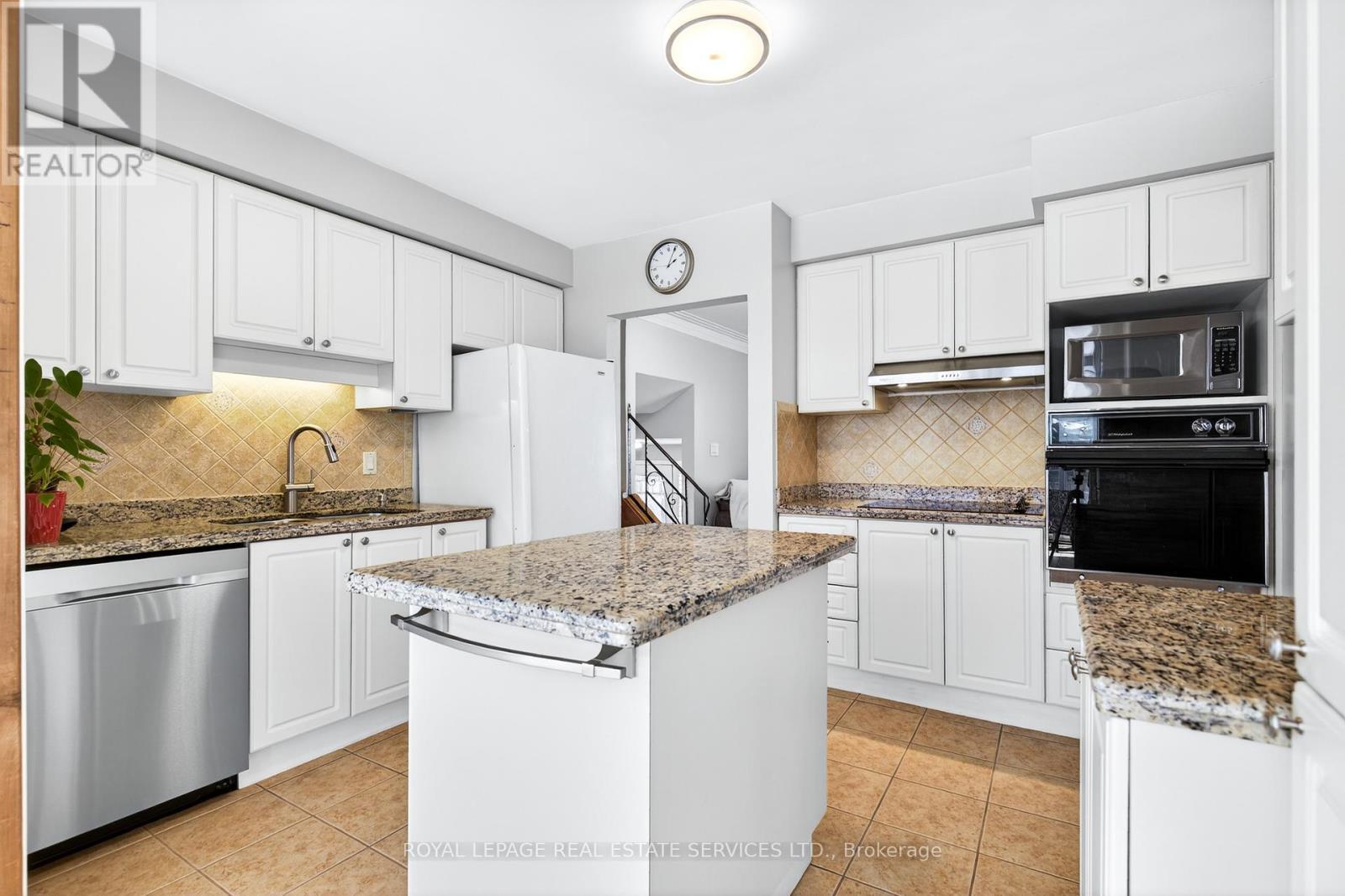 15 Belair Drive, Hamilton, ON - Indoor Photo Showing Kitchen With Upgraded Kitchen