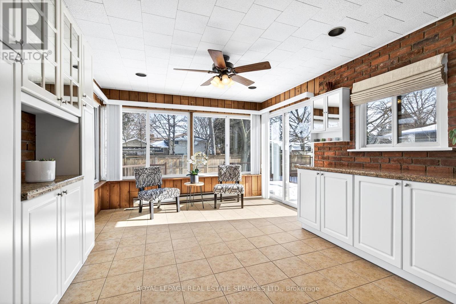15 Belair Drive, Hamilton, ON - Indoor Photo Showing Kitchen
