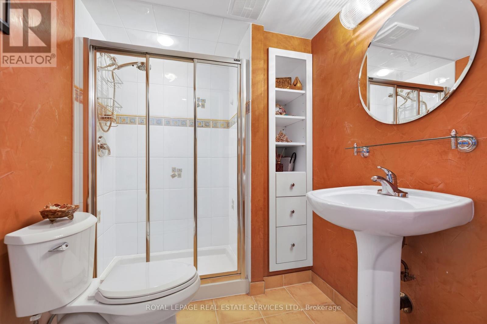 15 Belair Drive, Hamilton, ON - Indoor Photo Showing Bathroom
