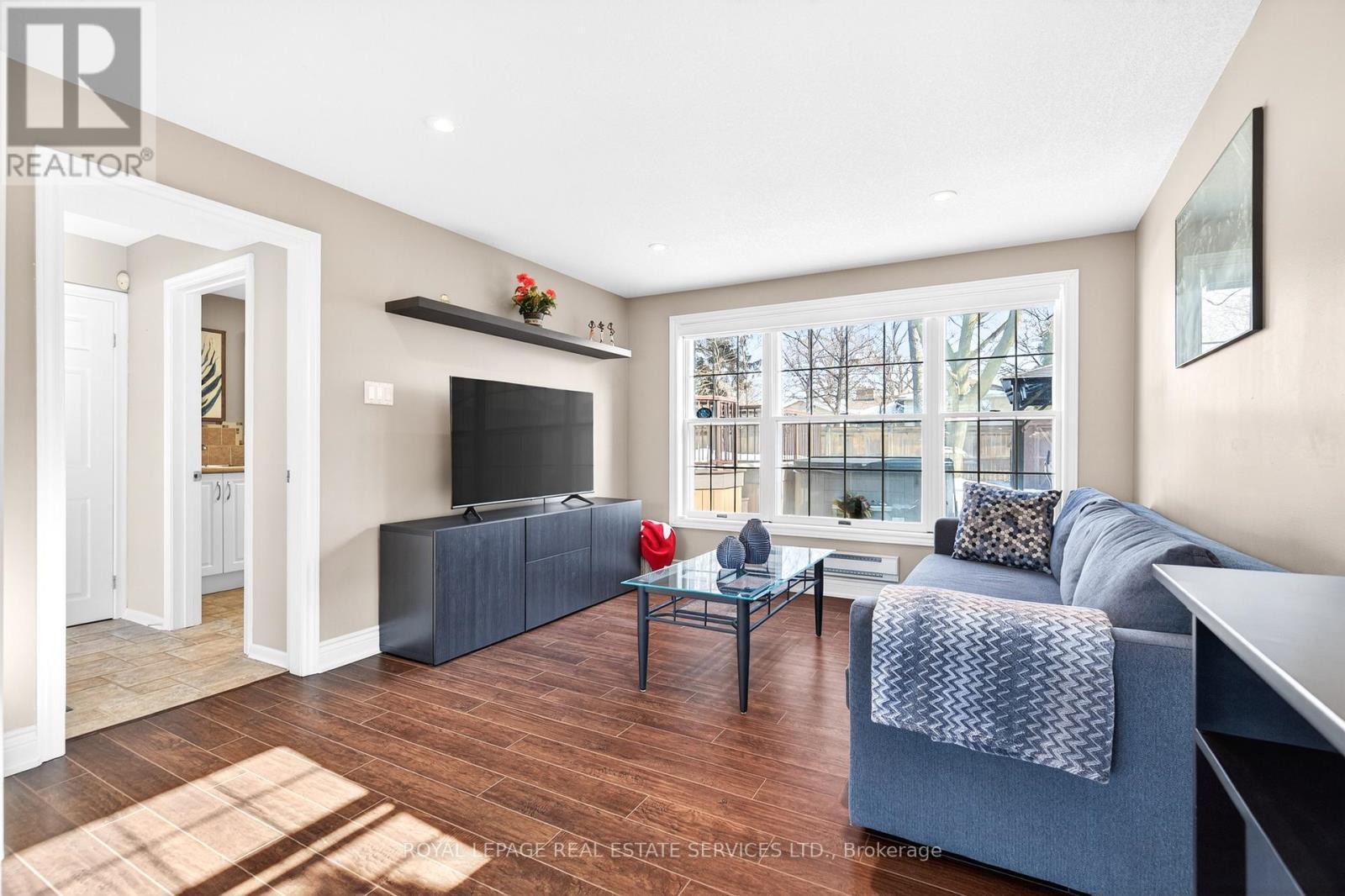 15 Belair Drive, Hamilton, ON - Indoor Photo Showing Living Room