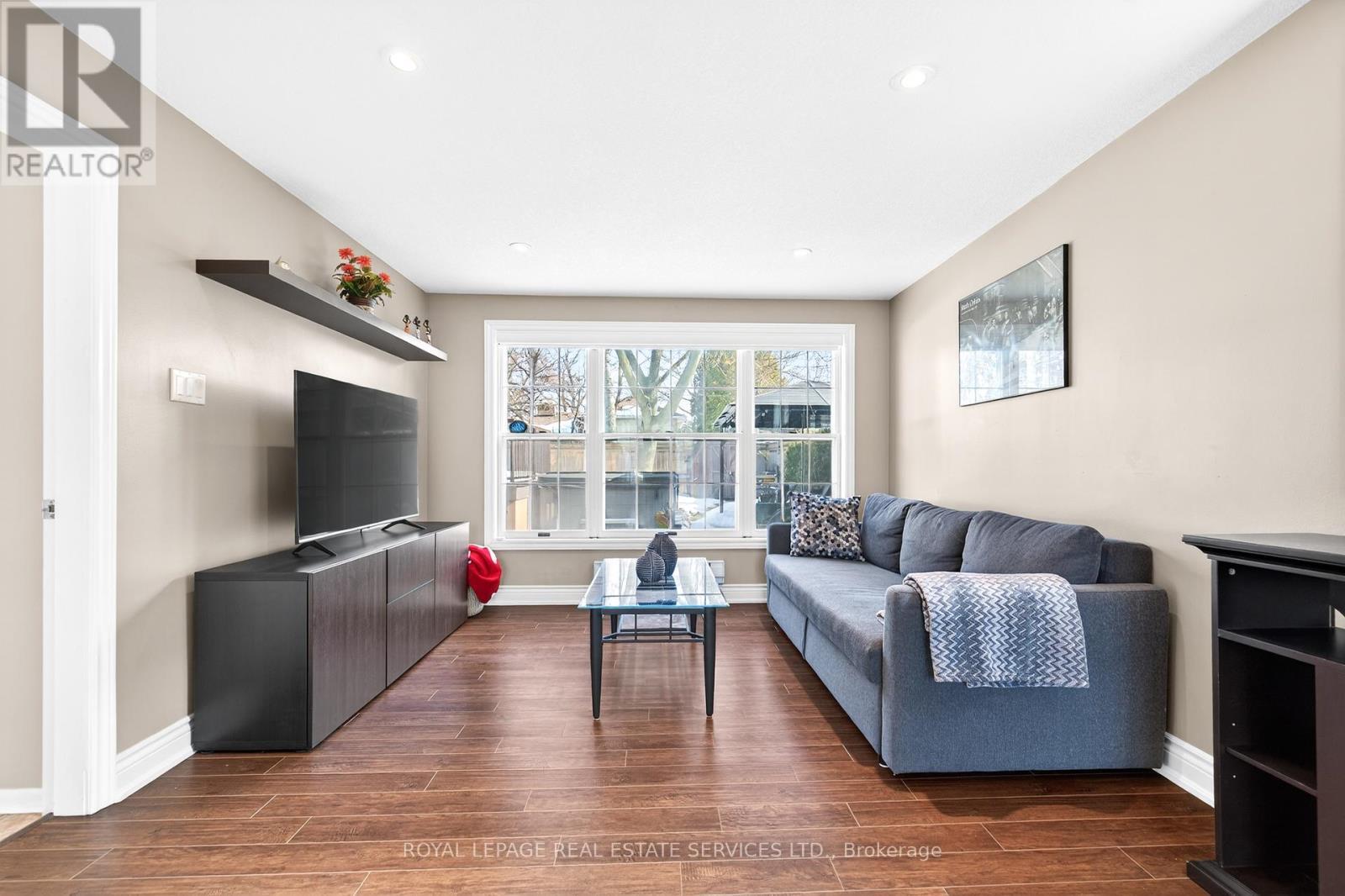 15 Belair Drive, Hamilton, ON - Indoor Photo Showing Living Room