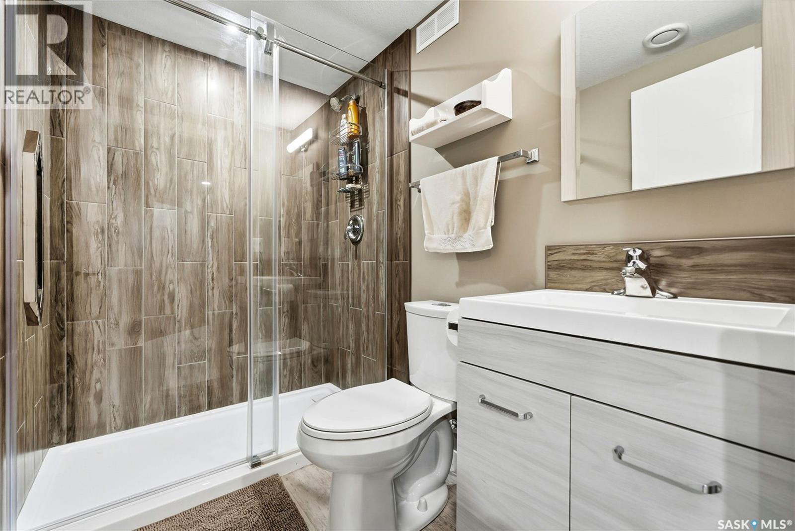 52 Kensington Crescent, Regina, SK - Indoor Photo Showing Bathroom