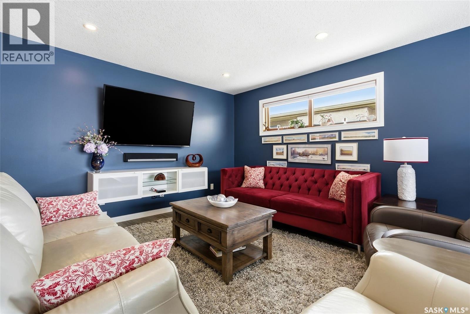 52 Kensington Crescent, Regina, SK - Indoor Photo Showing Living Room