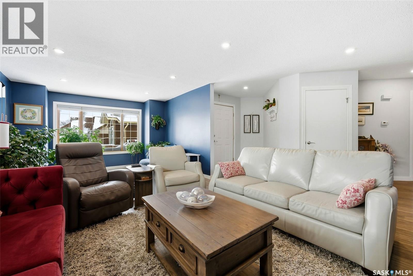 52 Kensington Crescent, Regina, SK - Indoor Photo Showing Living Room