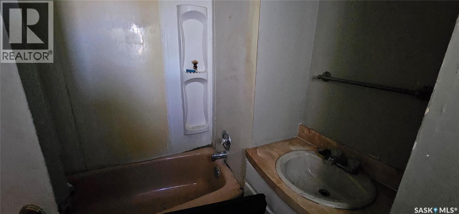 102 3Rd Avenue E, Kelvington, SK - Indoor Photo Showing Bathroom