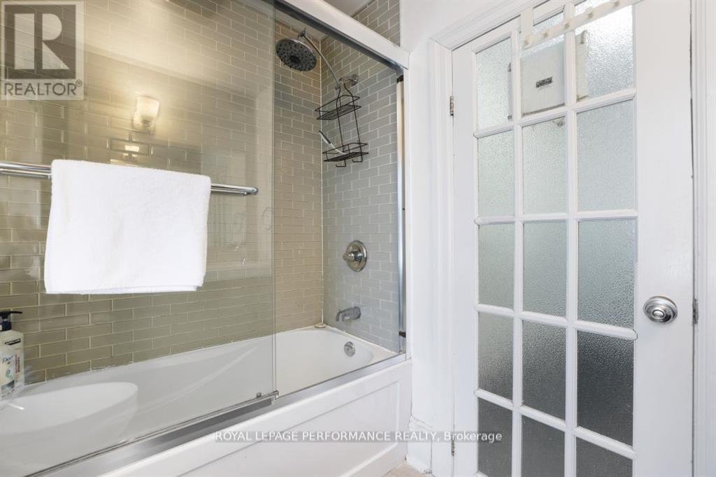 12 Adelaide Street, Ottawa, ON - Indoor Photo Showing Bathroom