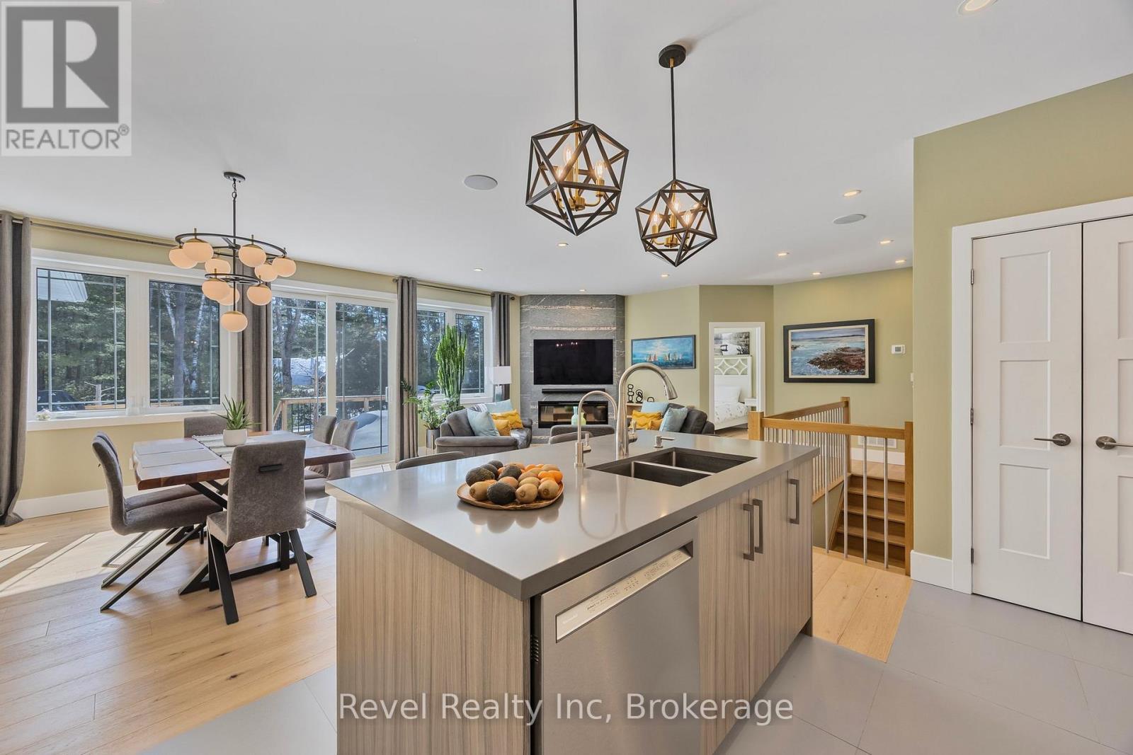 15 Stoney Road, Tiny, ON - Indoor Photo Showing Other Room