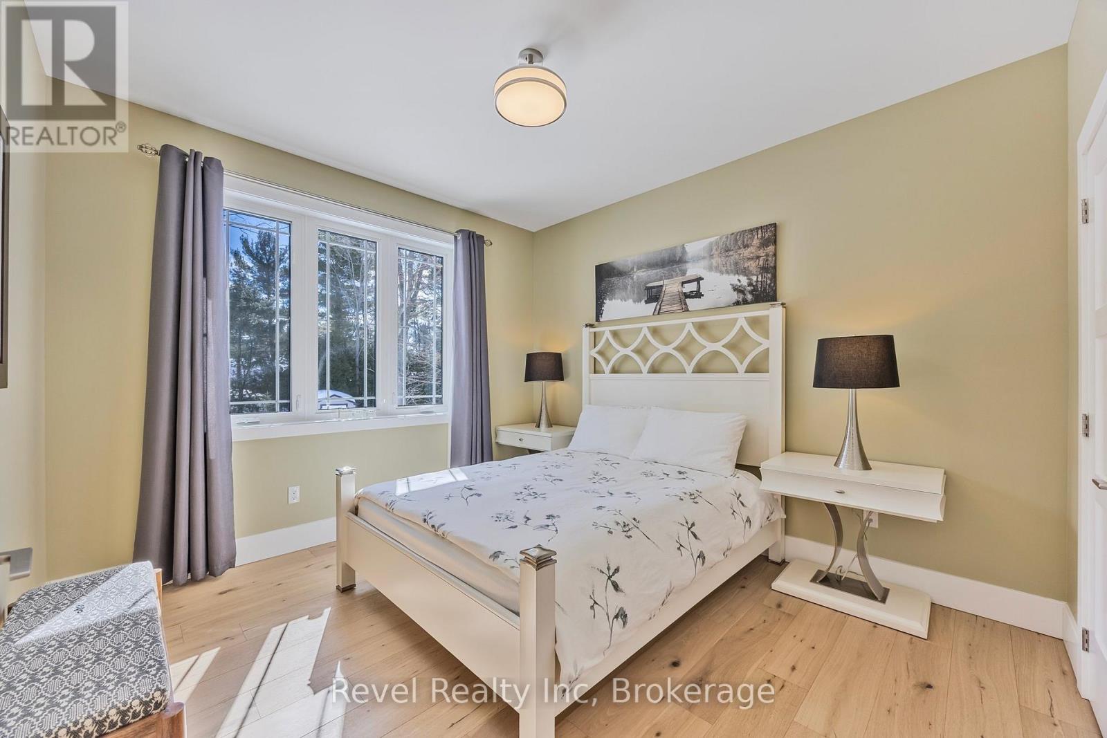 15 Stoney Road, Tiny, ON - Indoor Photo Showing Bedroom