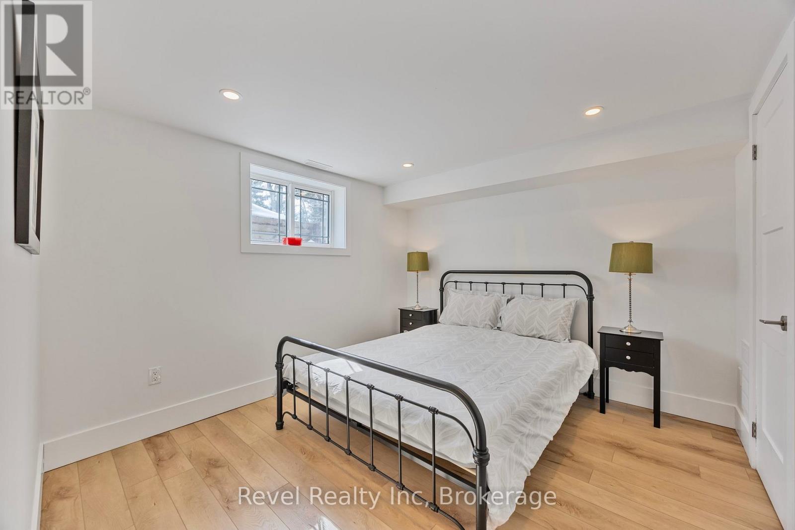 15 Stoney Road, Tiny, ON - Indoor Photo Showing Bedroom