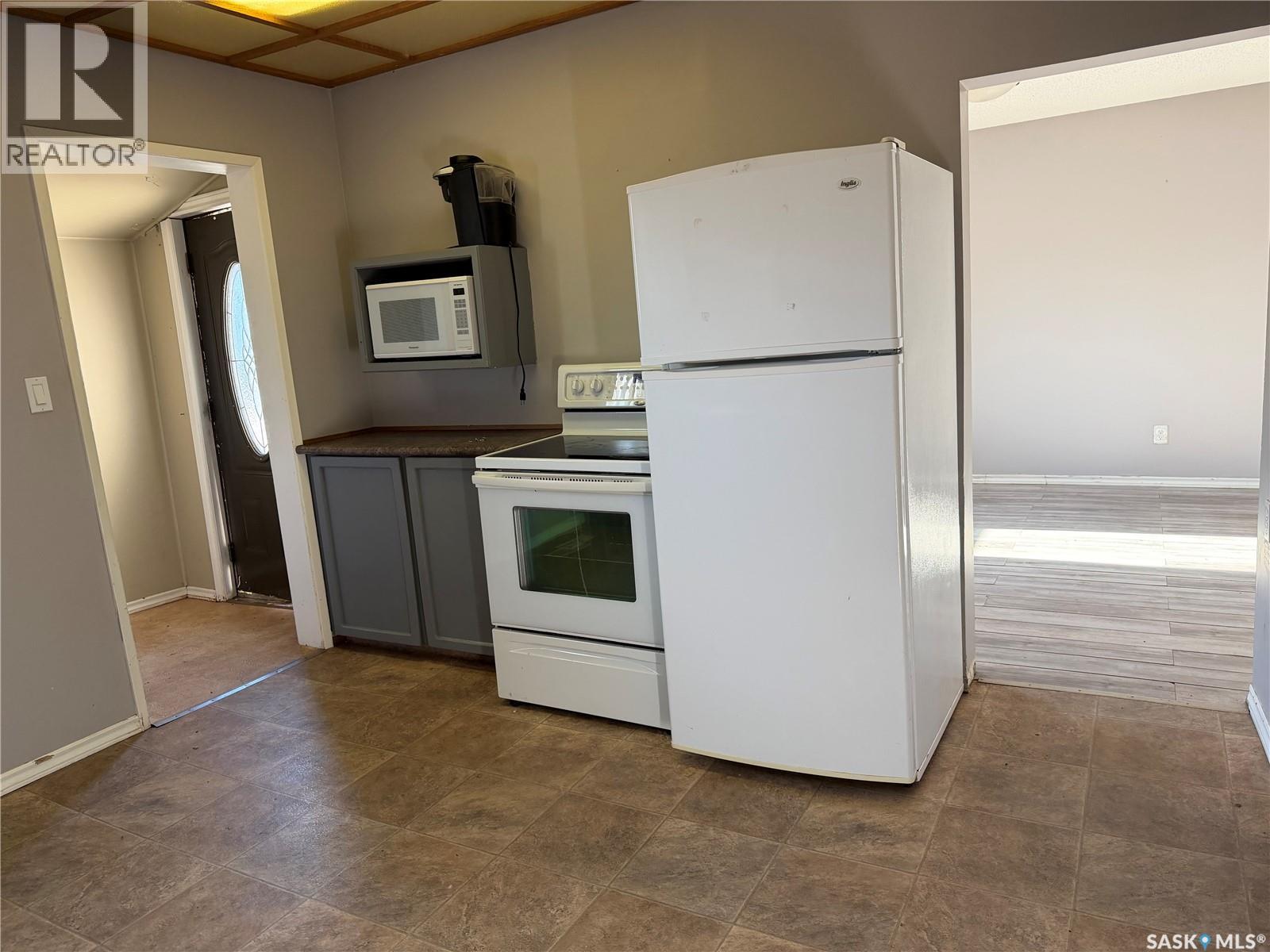 322 2Nd Avenue, Young, SK - Indoor Photo Showing Kitchen