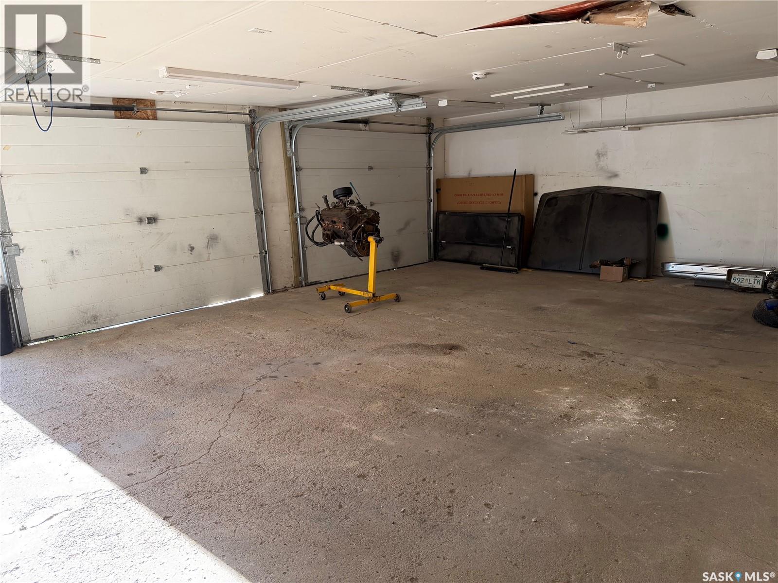 322 2Nd Avenue, Young, SK - Indoor Photo Showing Garage