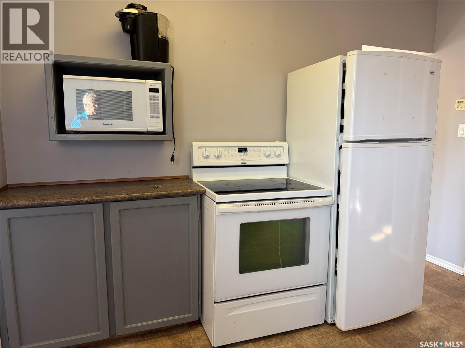 322 2Nd Avenue, Young, SK - Indoor Photo Showing Kitchen