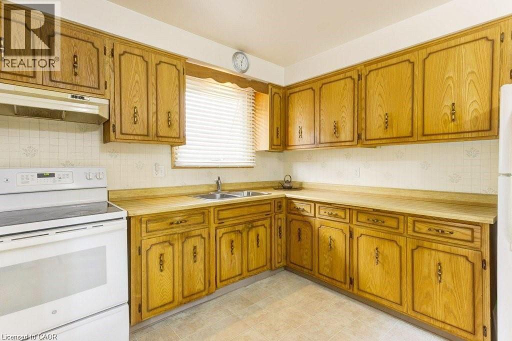 582 Skylark Road, Waterloo, ON - Indoor Photo Showing Kitchen With Double Sink