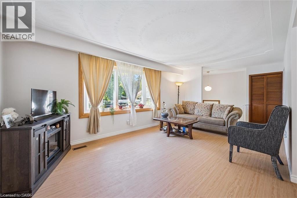 582 Skylark Road, Waterloo, ON - Indoor Photo Showing Living Room