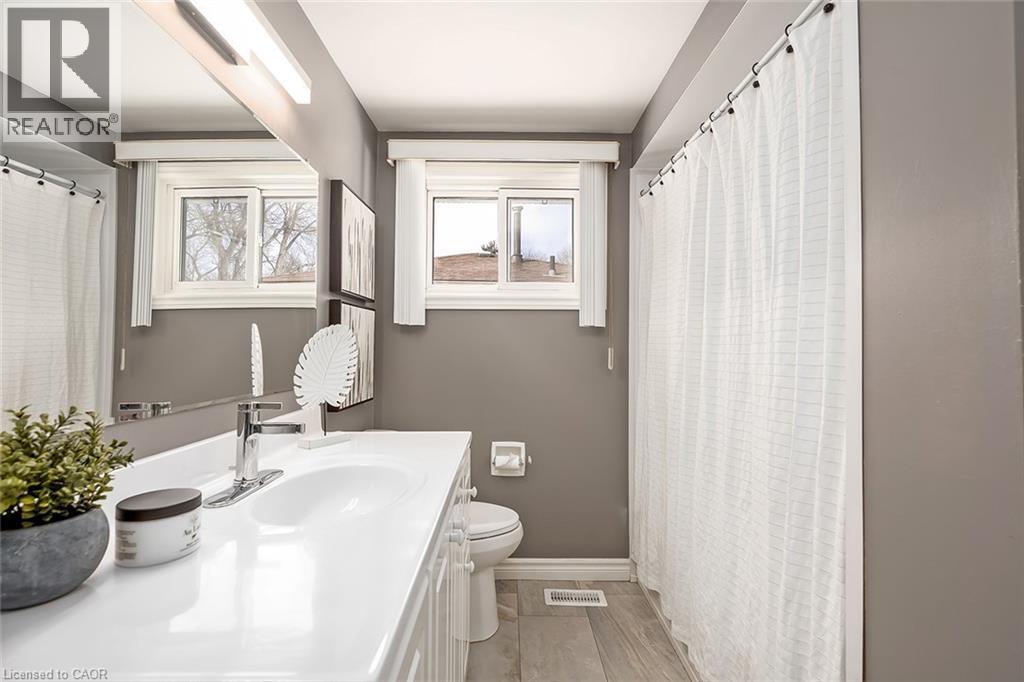 33 Gemini Drive, Hamilton, ON - Indoor Photo Showing Bathroom