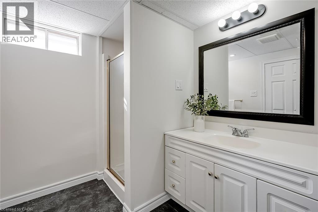 33 Gemini Drive, Hamilton, ON - Indoor Photo Showing Bathroom