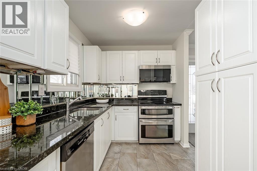 33 Gemini Drive, Hamilton, ON - Indoor Photo Showing Kitchen