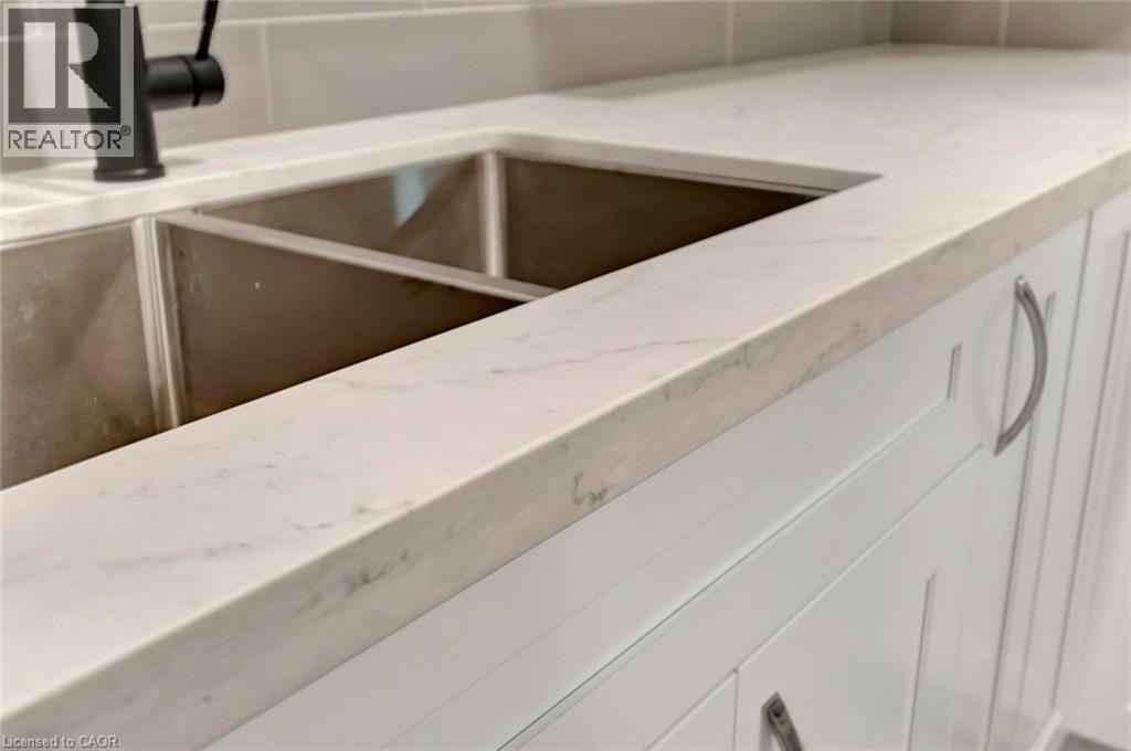 6 Ruskview Road Unit# 2, Kitchener, ON - Indoor Photo Showing Kitchen