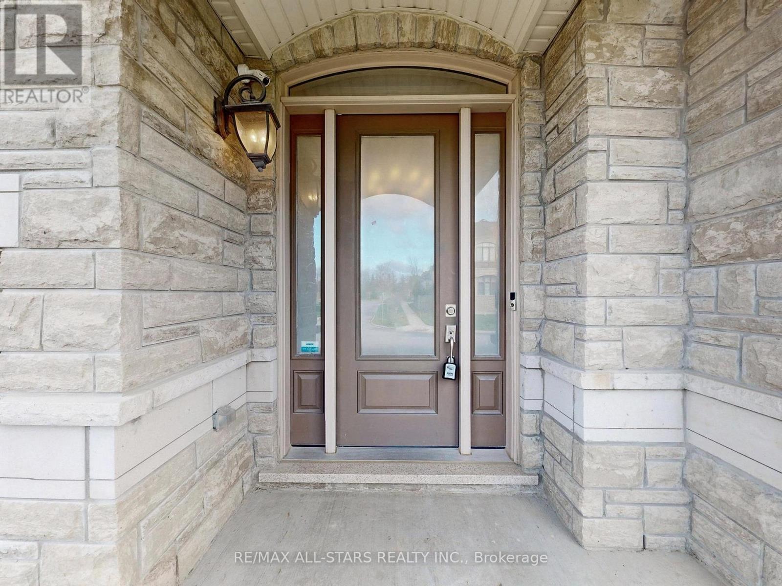 48 Cairns Gate, King, ON - Outdoor