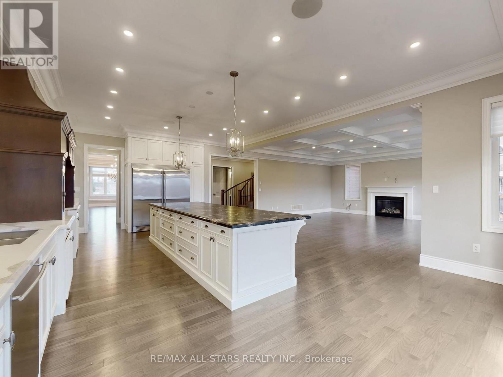 48 Cairns Gate, King, ON - Indoor Photo Showing Kitchen With Upgraded Kitchen