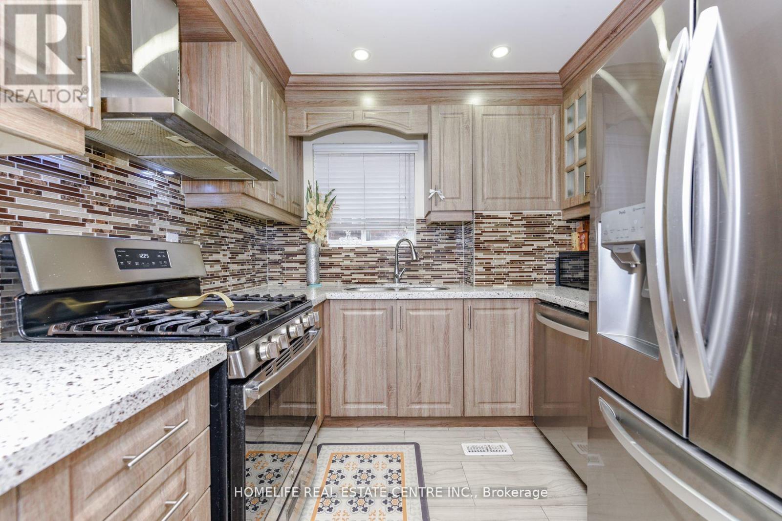 20 Oleander Crescent, Brampton, ON - Indoor Photo Showing Kitchen With Upgraded Kitchen