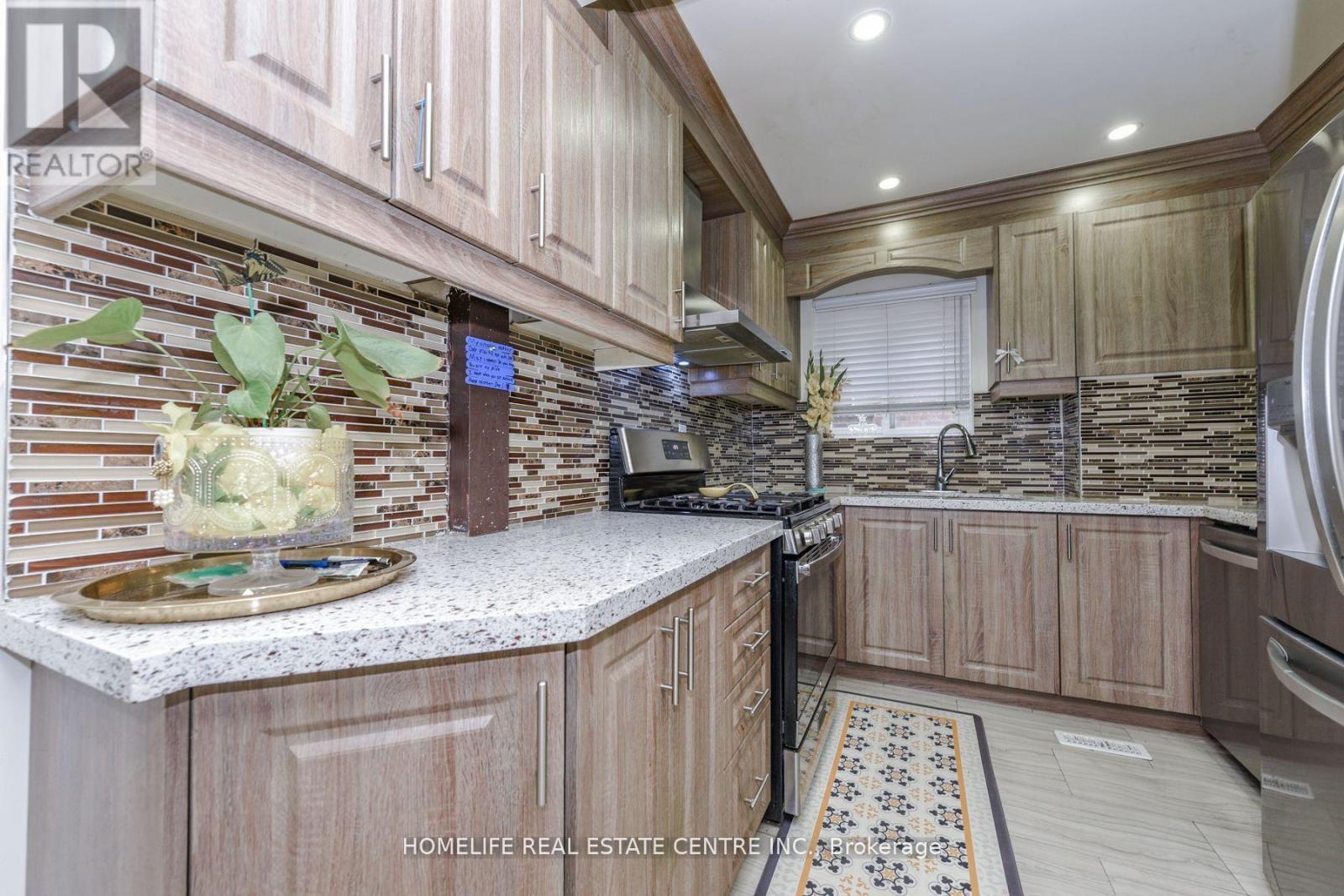 20 Oleander Crescent, Brampton, ON - Indoor Photo Showing Kitchen With Upgraded Kitchen
