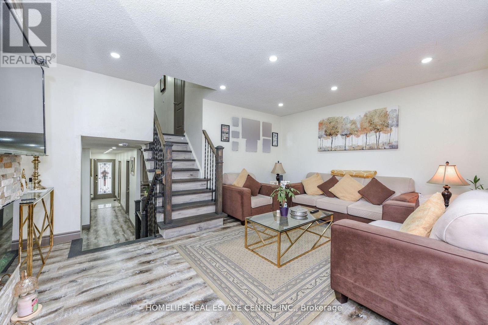 20 Oleander Crescent, Brampton, ON - Indoor Photo Showing Living Room