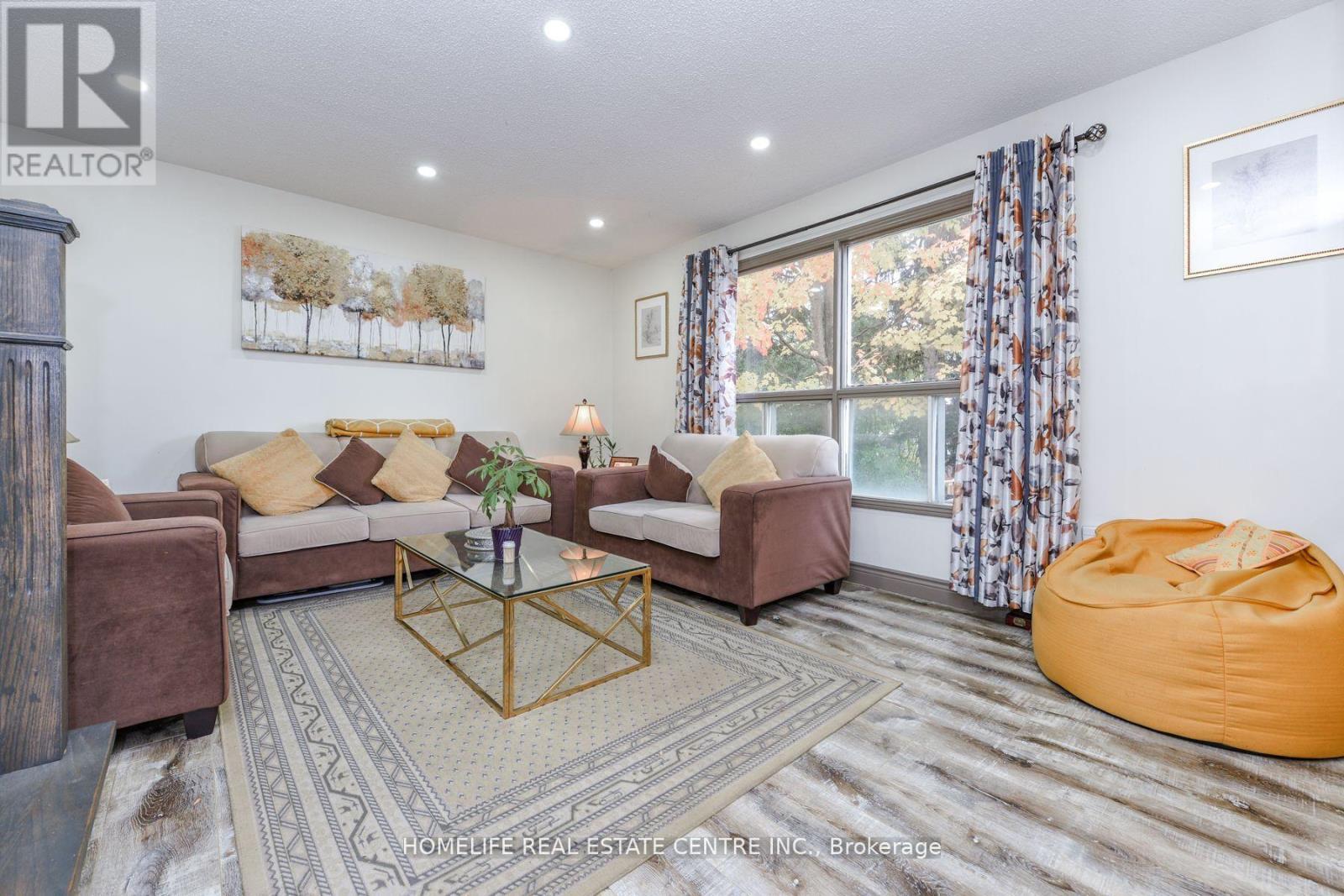 20 Oleander Crescent, Brampton, ON - Indoor Photo Showing Living Room