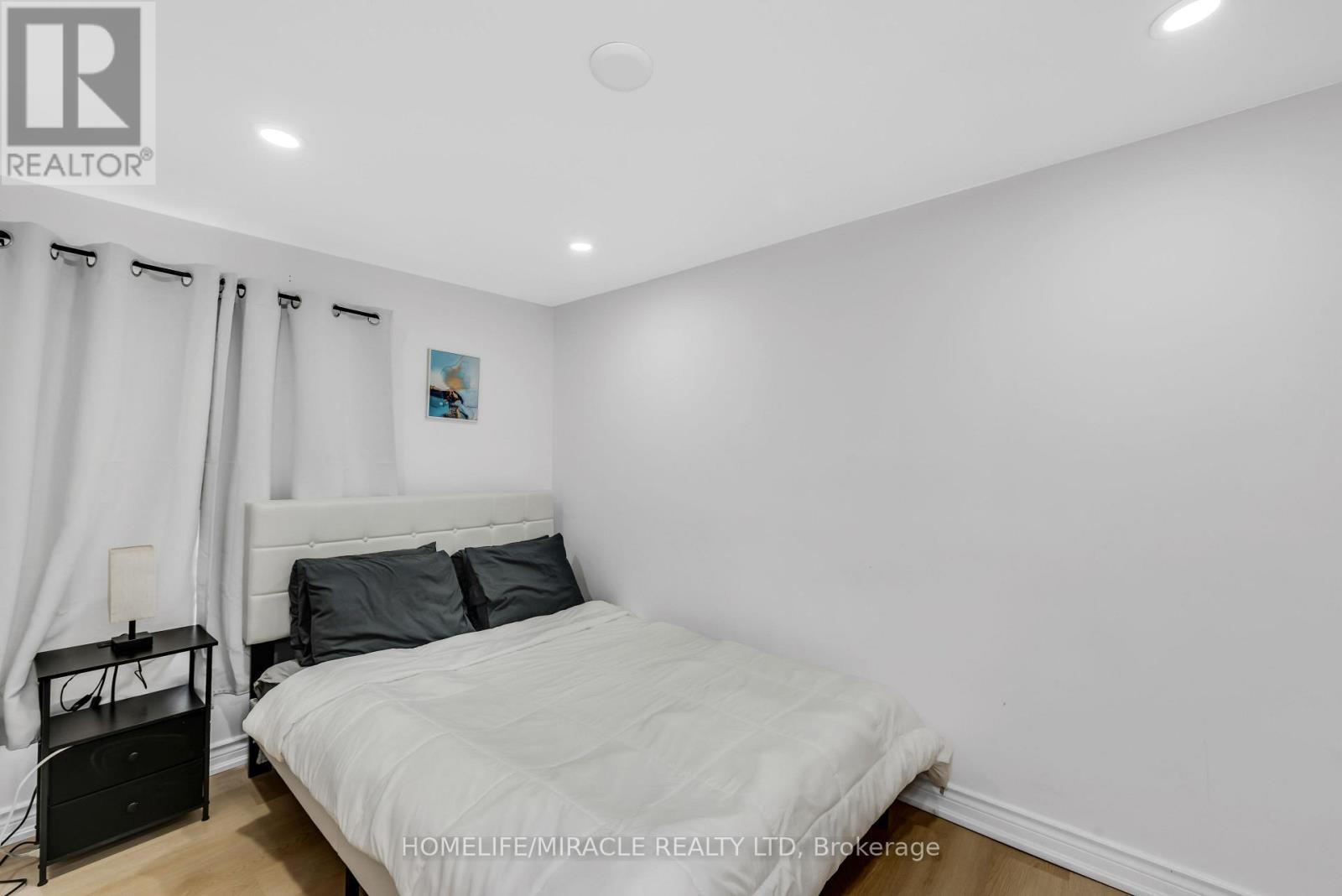 195 Randi Road, Mississauga, ON - Indoor Photo Showing Bedroom