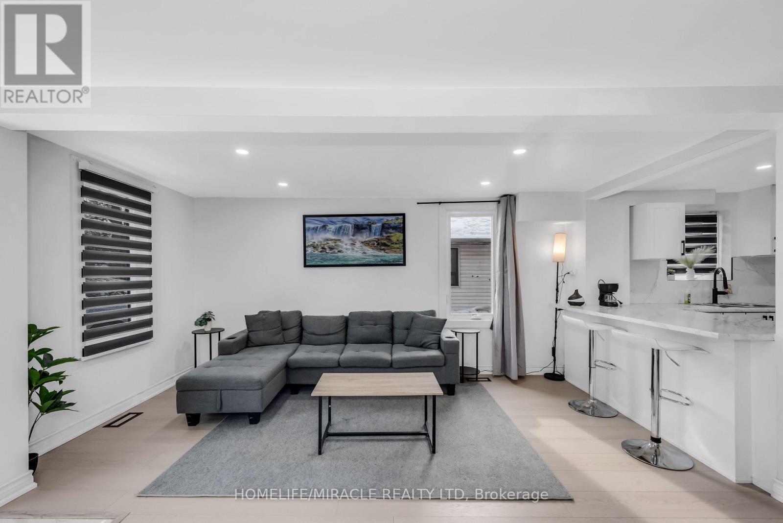 195 Randi Road, Mississauga, ON - Indoor Photo Showing Living Room