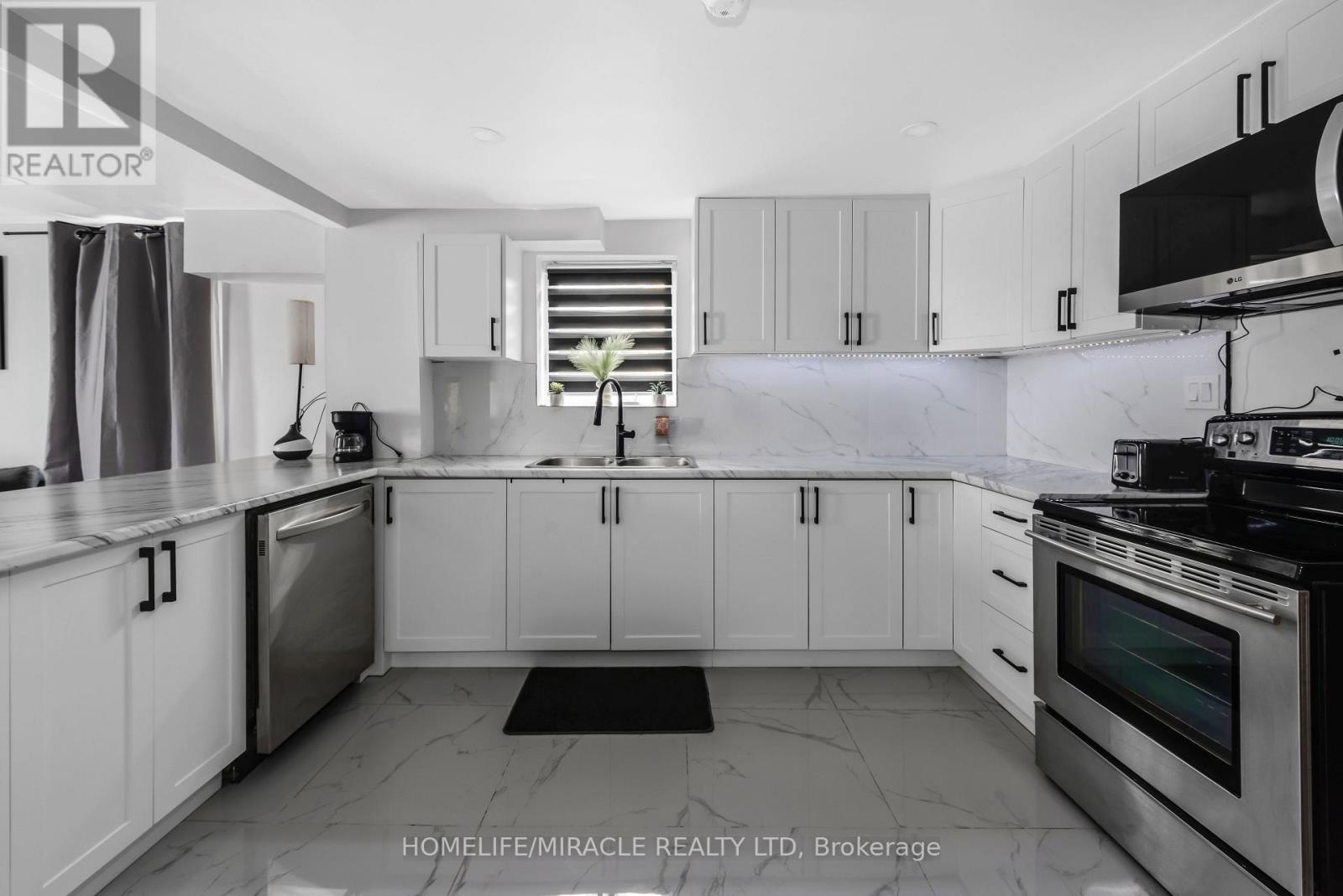 195 Randi Road, Mississauga, ON - Indoor Photo Showing Kitchen With Double Sink With Upgraded Kitchen