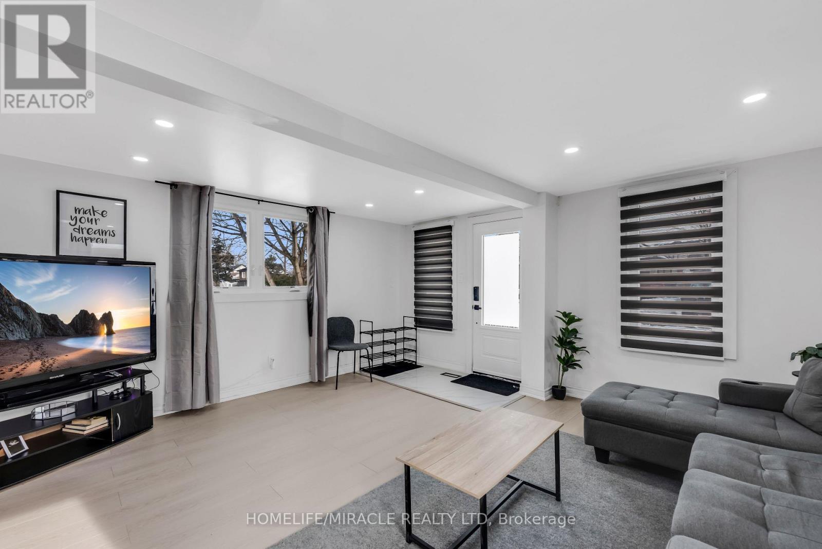 195 Randi Road, Mississauga, ON - Indoor Photo Showing Living Room
