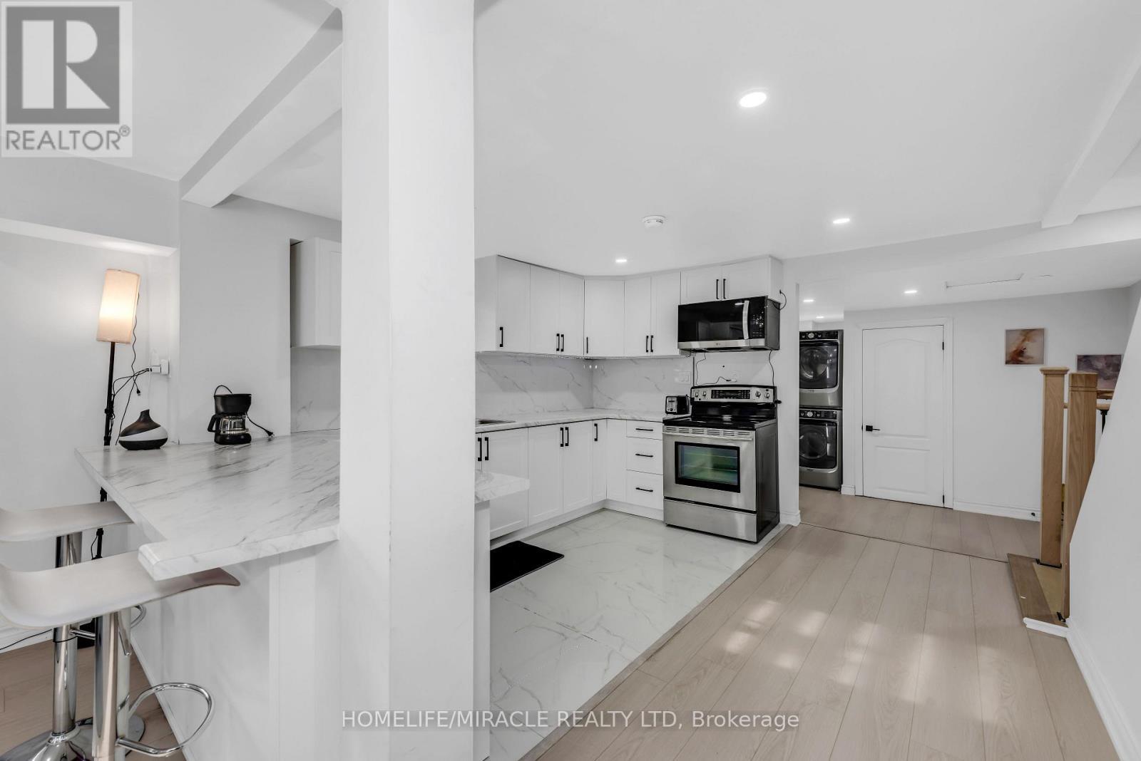 195 Randi Road, Mississauga, ON - Indoor Photo Showing Kitchen