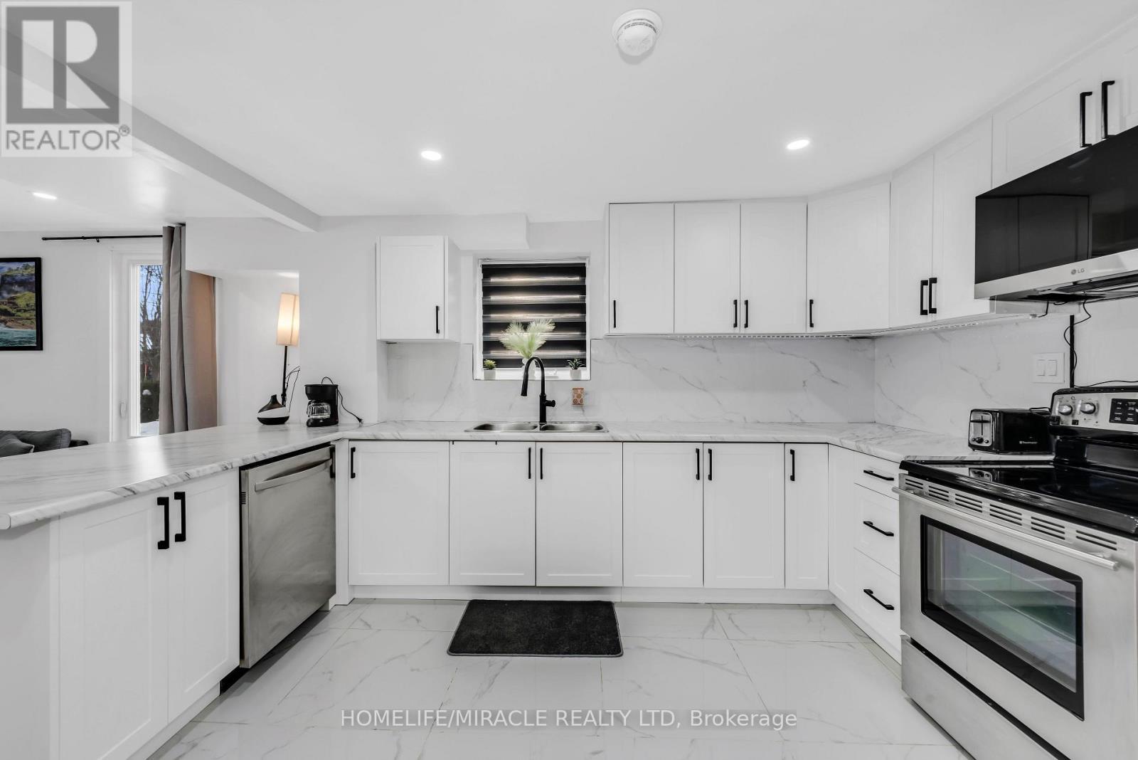 195 Randi Road, Mississauga, ON - Indoor Photo Showing Kitchen With Double Sink With Upgraded Kitchen