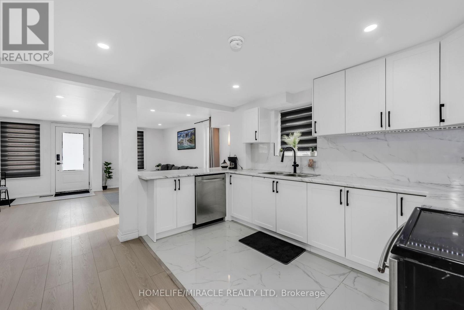 195 Randi Road, Mississauga, ON - Indoor Photo Showing Kitchen With Double Sink