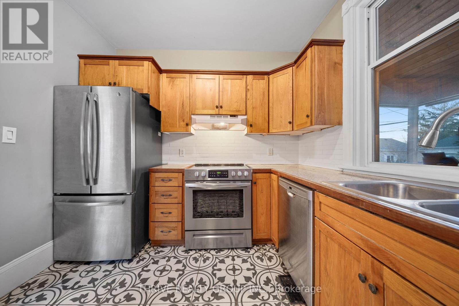 922 Princess Avenue, London East (East G), ON - Indoor Photo Showing Kitchen With Double Sink
