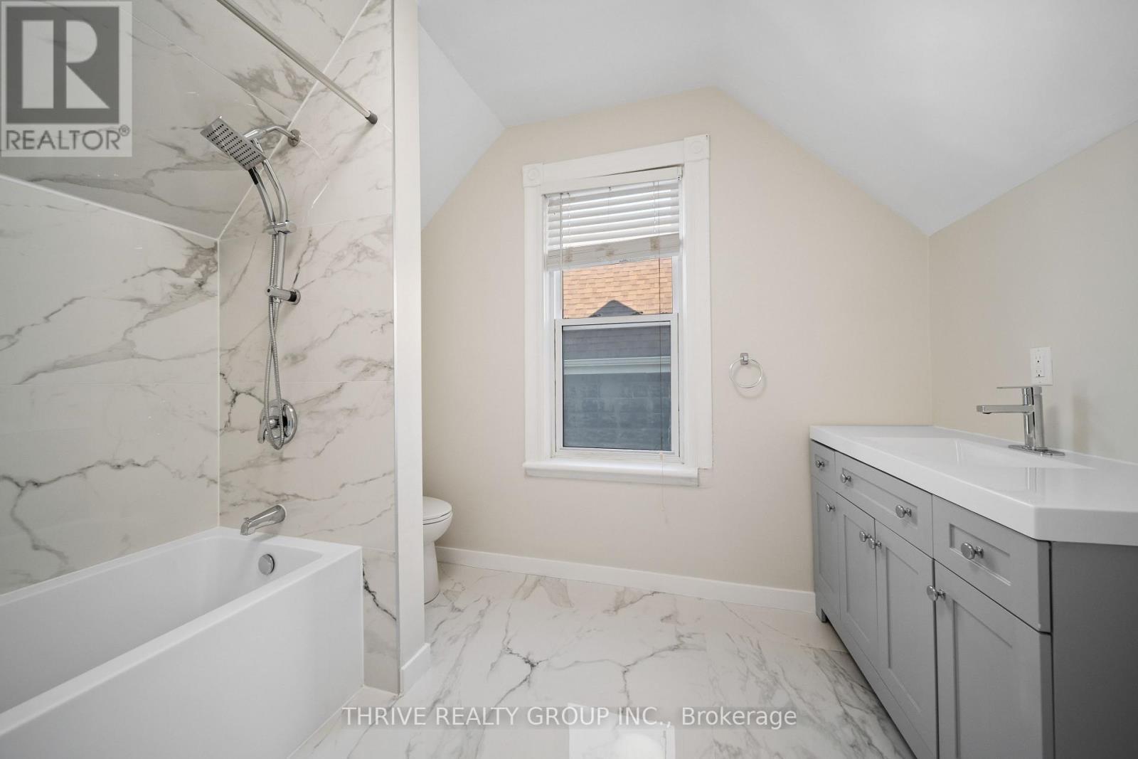 922 Princess Avenue, London East (East G), ON - Indoor Photo Showing Bathroom