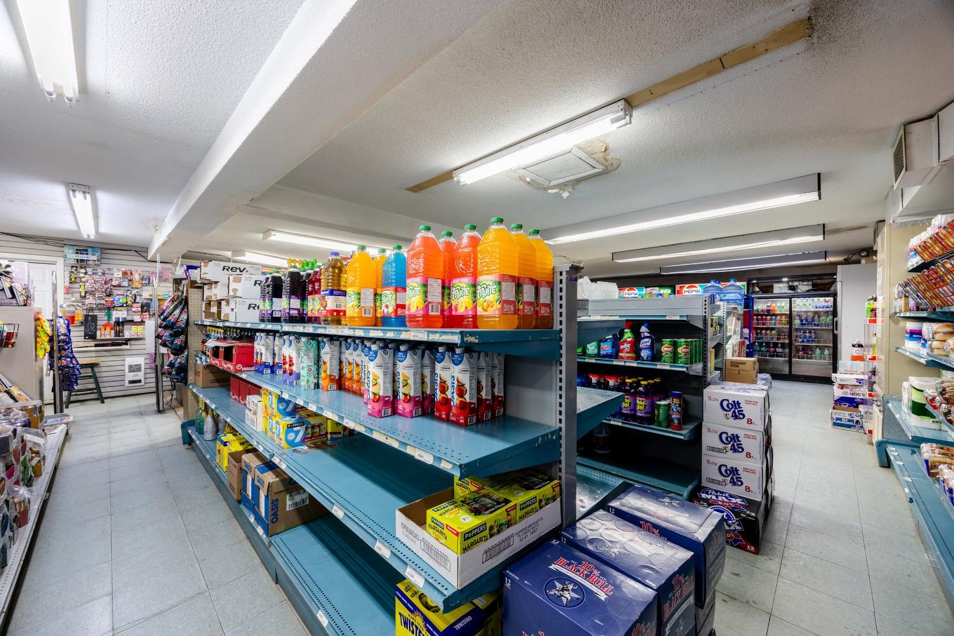 Commerce - 424 Rue Laurier, Val-Des-Sources, QC - Indoor