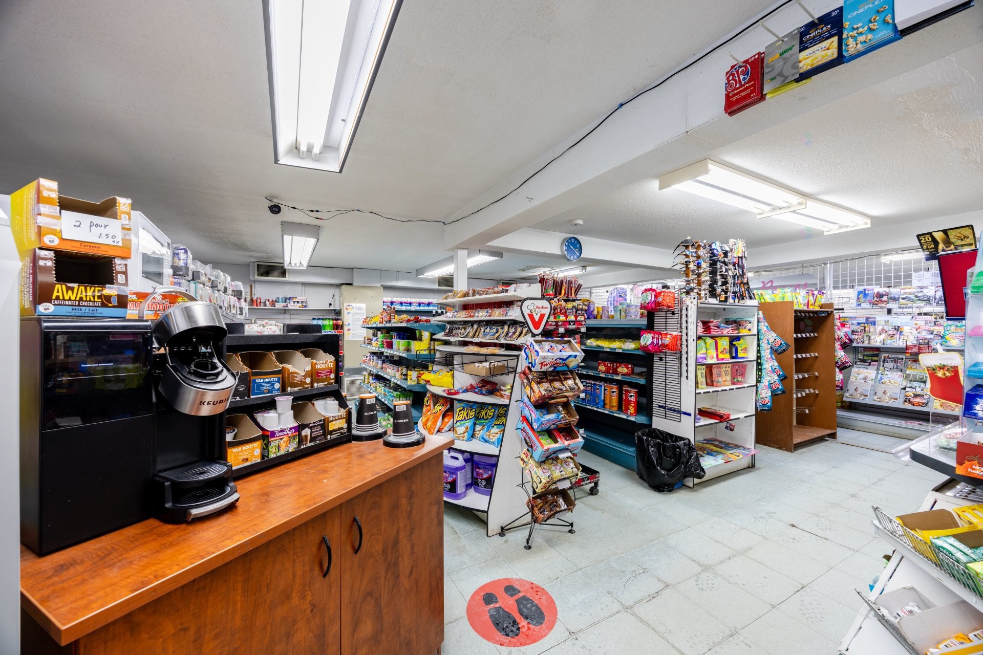 Commerce - 424 Rue Laurier, Val-Des-Sources, QC - Indoor With Storage