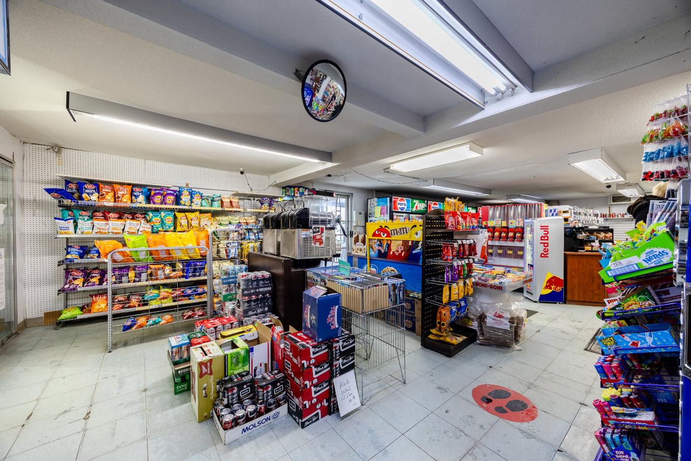 Commerce - 424 Rue Laurier, Val-Des-Sources, QC - Indoor Photo Showing Garage