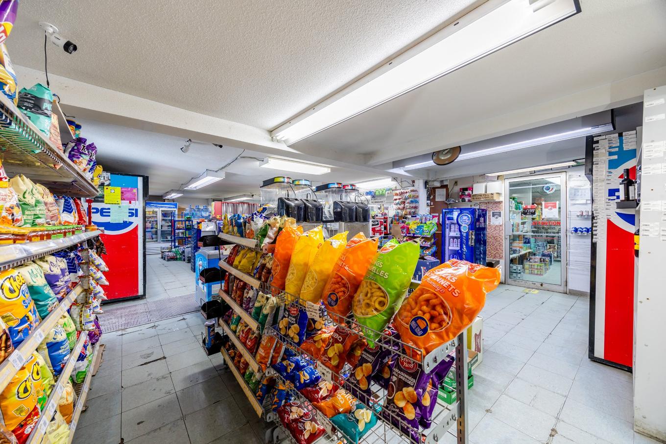 Commerce - 424 Rue Laurier, Val-Des-Sources, QC - Indoor With Storage