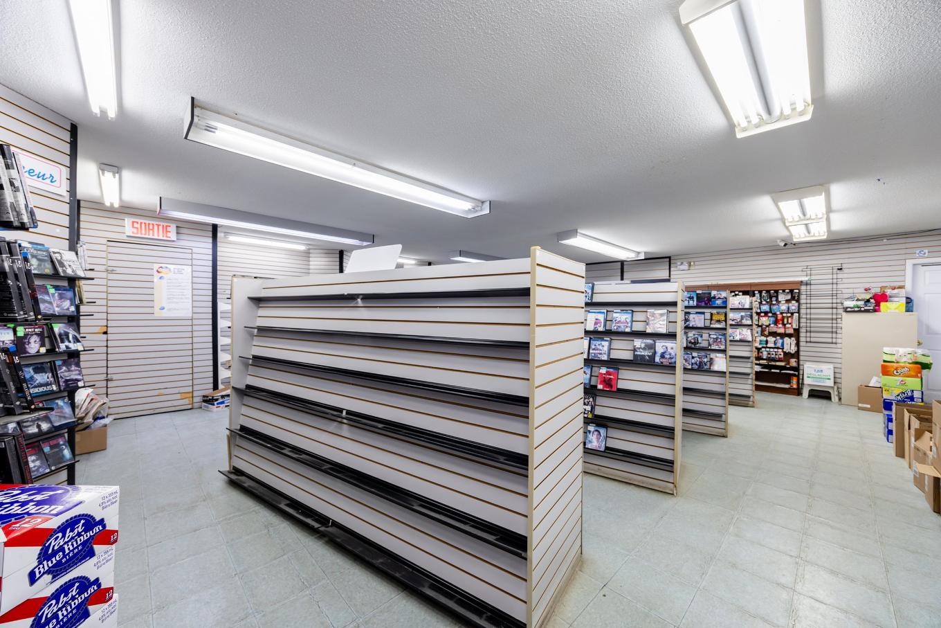 Commerce - 424 Rue Laurier, Val-Des-Sources, QC - Indoor Photo Showing Garage