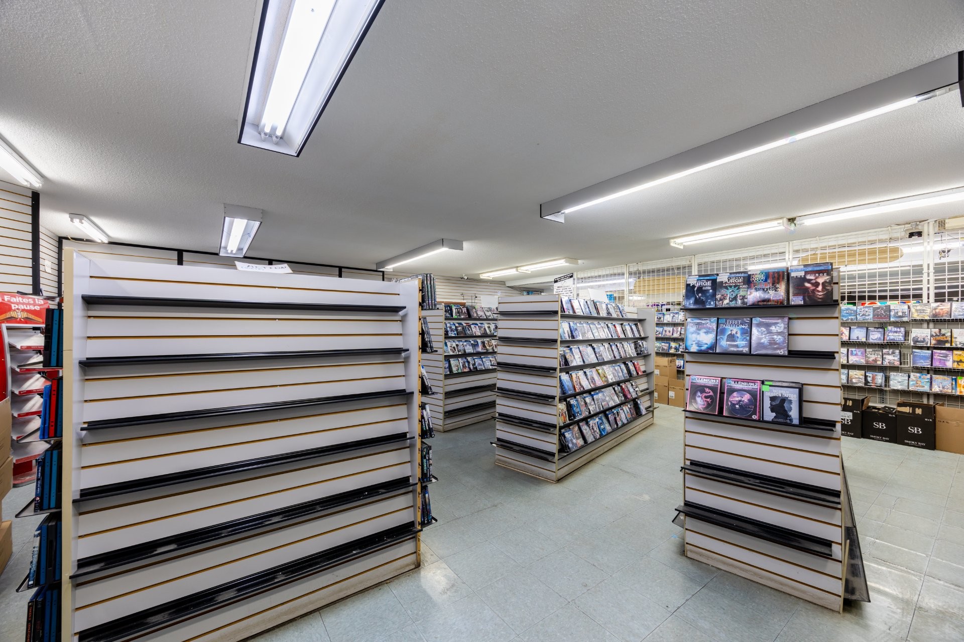 Commerce - 424 Rue Laurier, Val-Des-Sources, QC - Indoor Photo Showing Garage