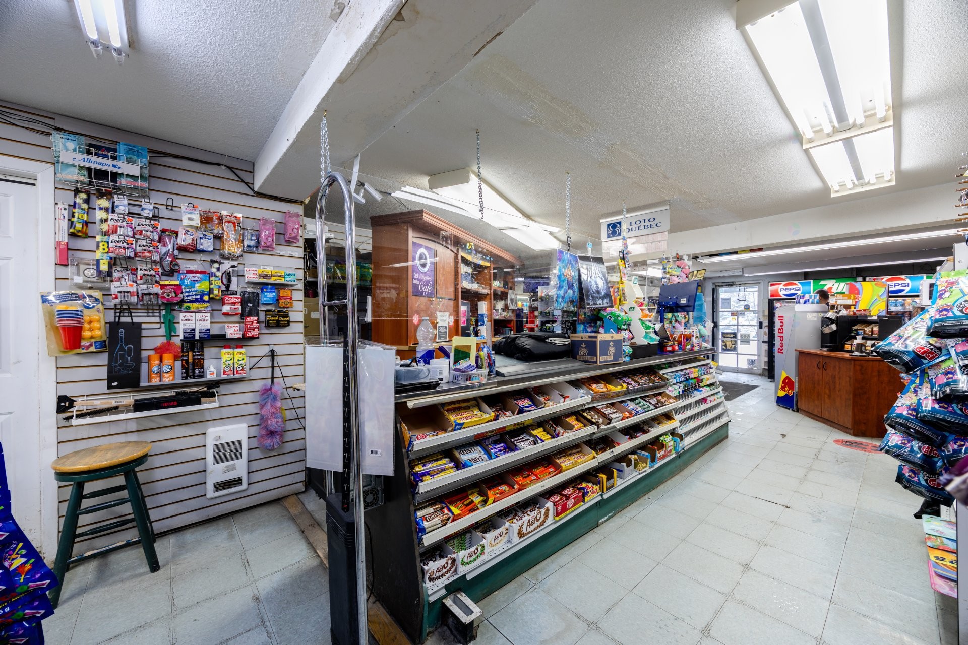 Commerce - 424 Rue Laurier, Val-Des-Sources, QC - Indoor With Storage