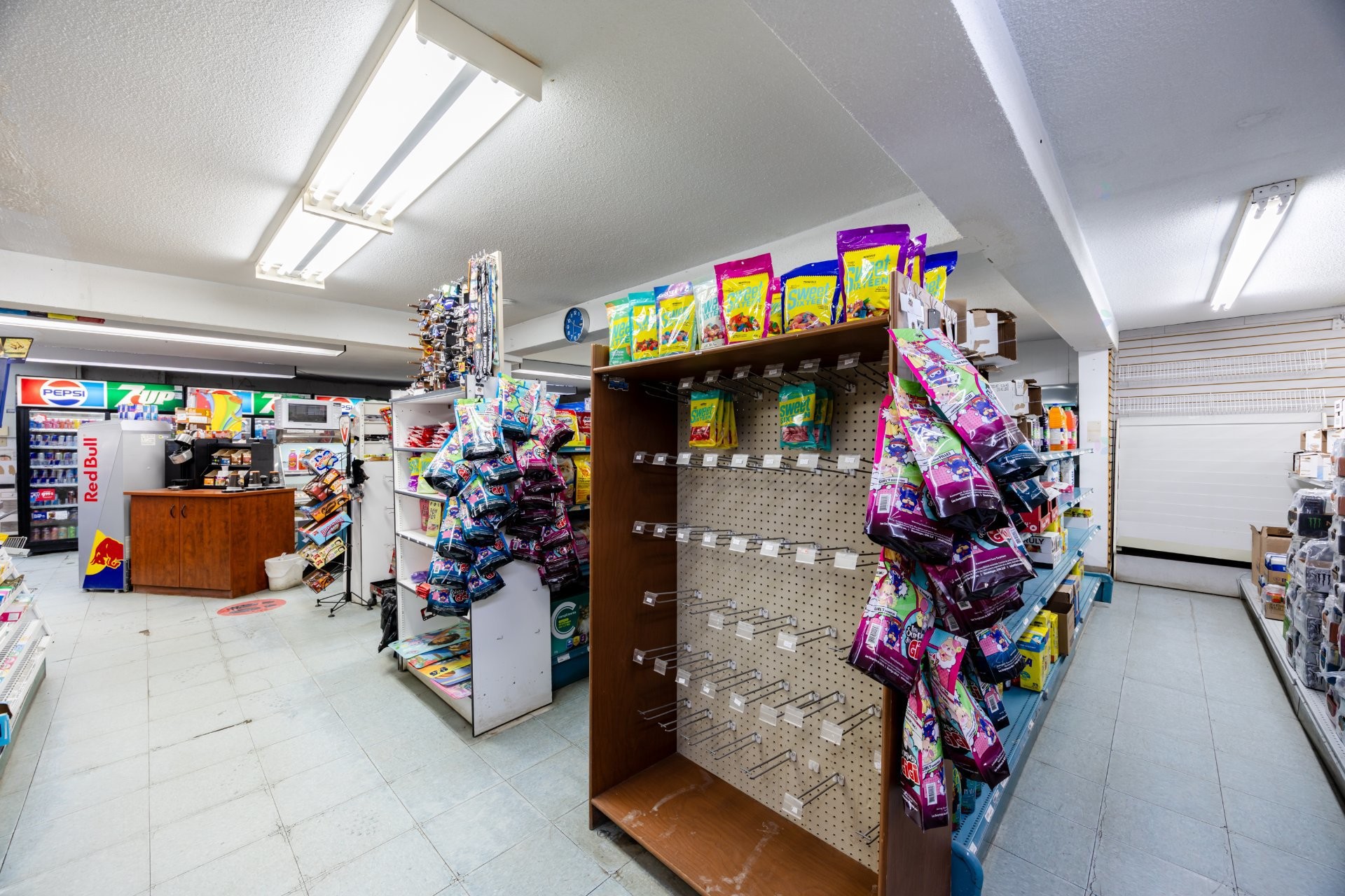 Commerce - 424 Rue Laurier, Val-Des-Sources, QC - Indoor