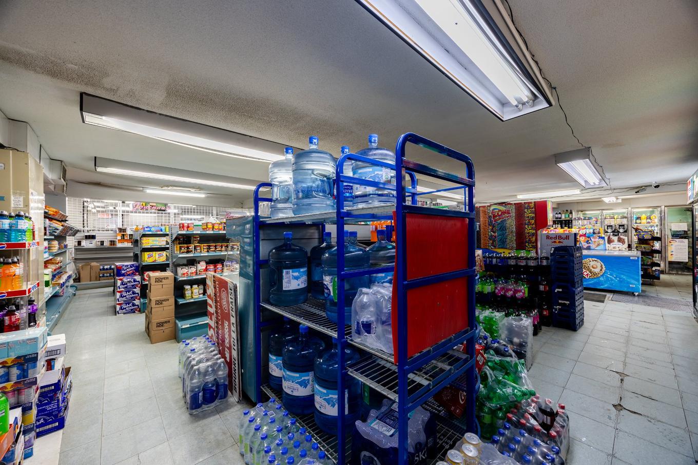 Commerce - 424 Rue Laurier, Val-Des-Sources, QC - Indoor Photo Showing Other Room