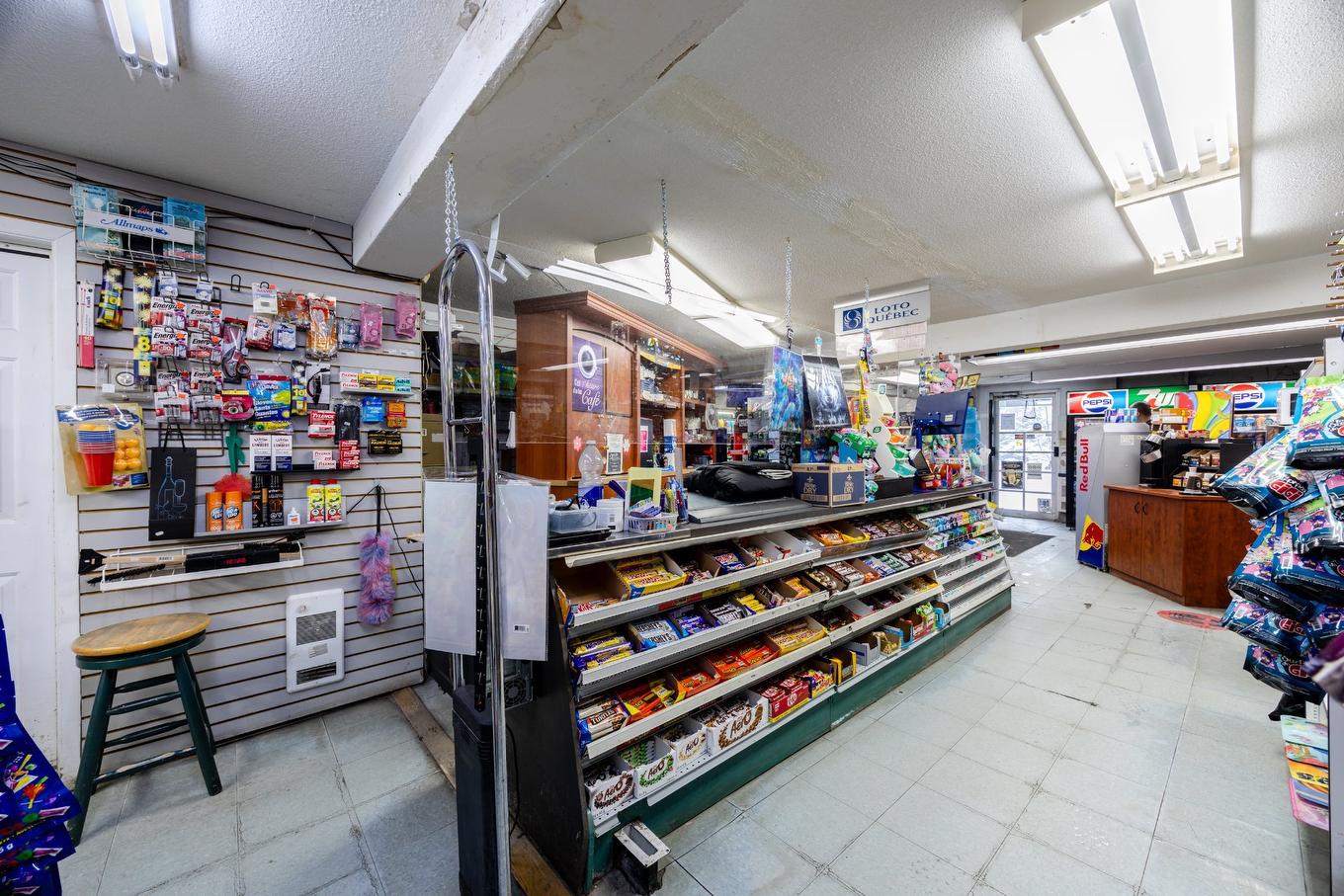 Commerce - 424 Rue Laurier, Val-Des-Sources, QC - Indoor With Storage