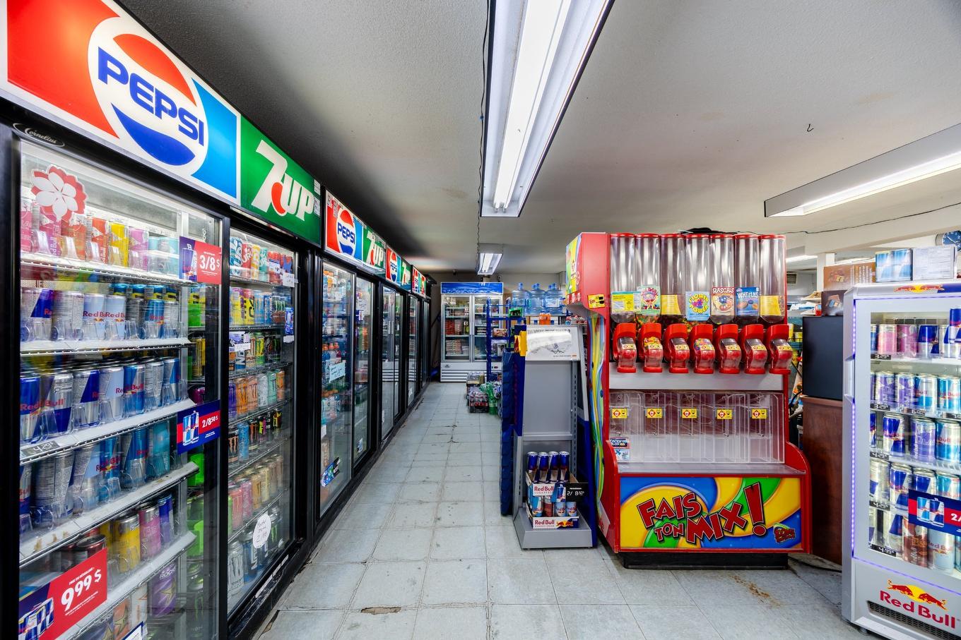 Commerce - 424 Rue Laurier, Val-Des-Sources, QC - Indoor