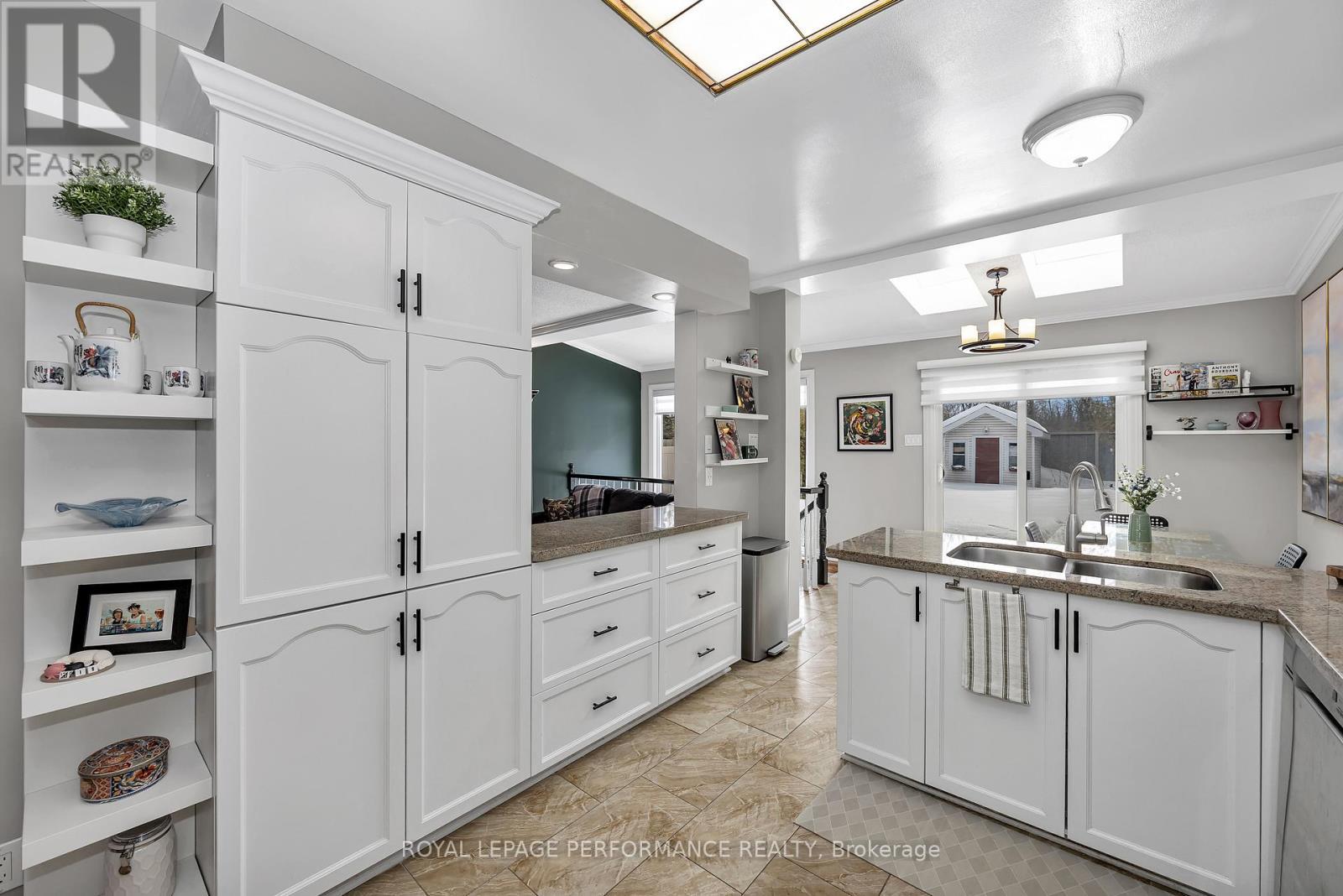 81 Saddle Crescent, Ottawa, ON - Indoor Photo Showing Kitchen With Double Sink